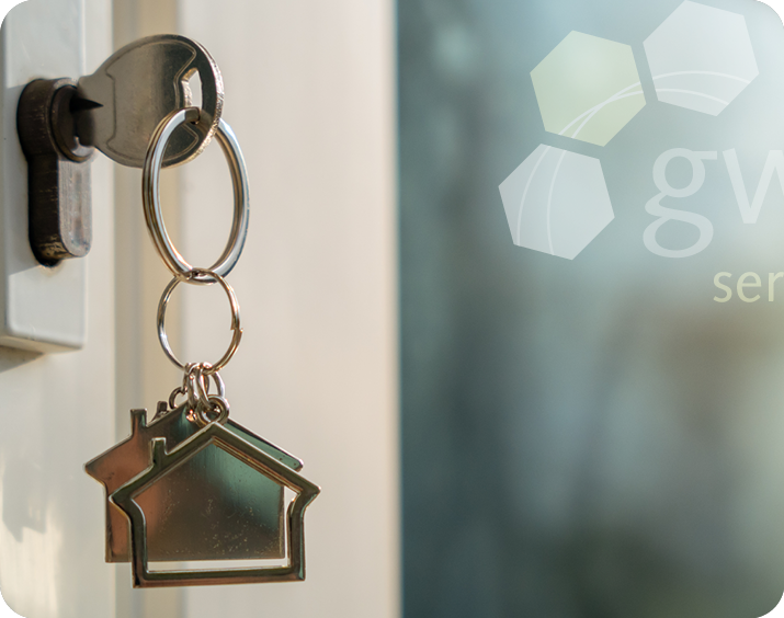 Schlüssel mit Hausanhänger in Tür – Immobilienmakler Hausverwaltung GWB für professionelle Immobilienvermittlung in Moers