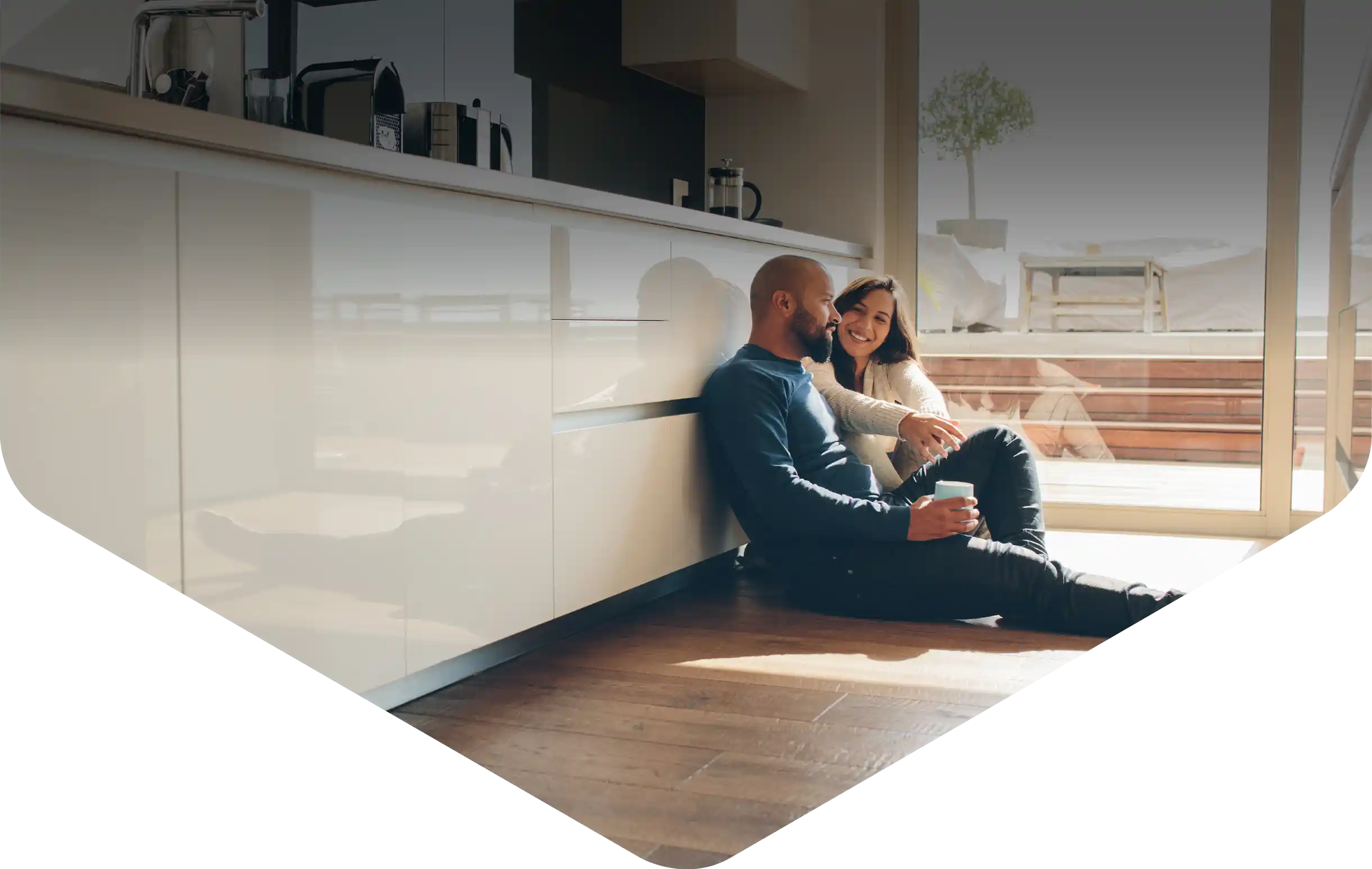 Glückliches Paar in moderner Wohnung – Hausverwaltung GWB als Immobilienmakler für sorgenfreie Immobilienverwaltung und -vermittlung